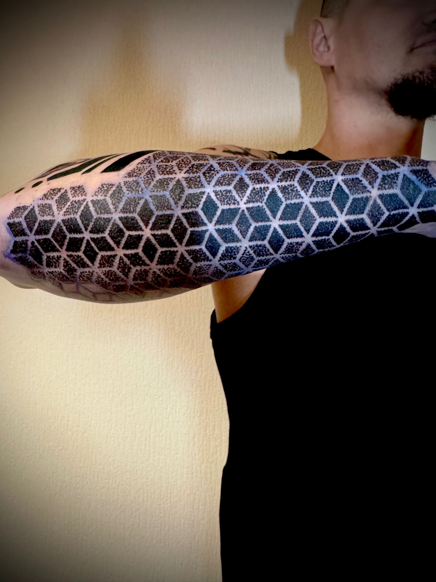 Dotwork ģeometriski kubi uz rokas