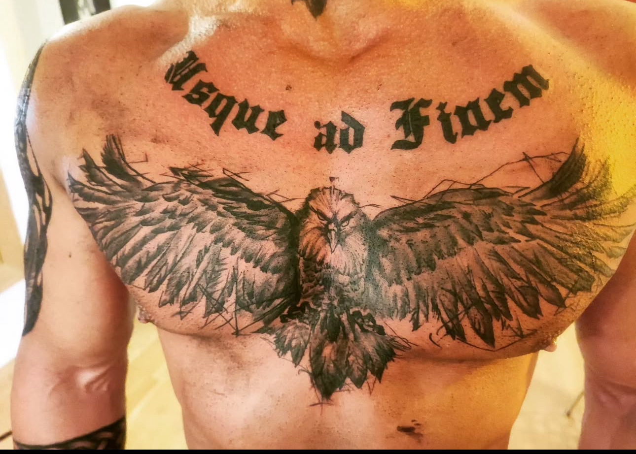 Ērglis uz krūtīm ar uzrakstu Usque ad Finem