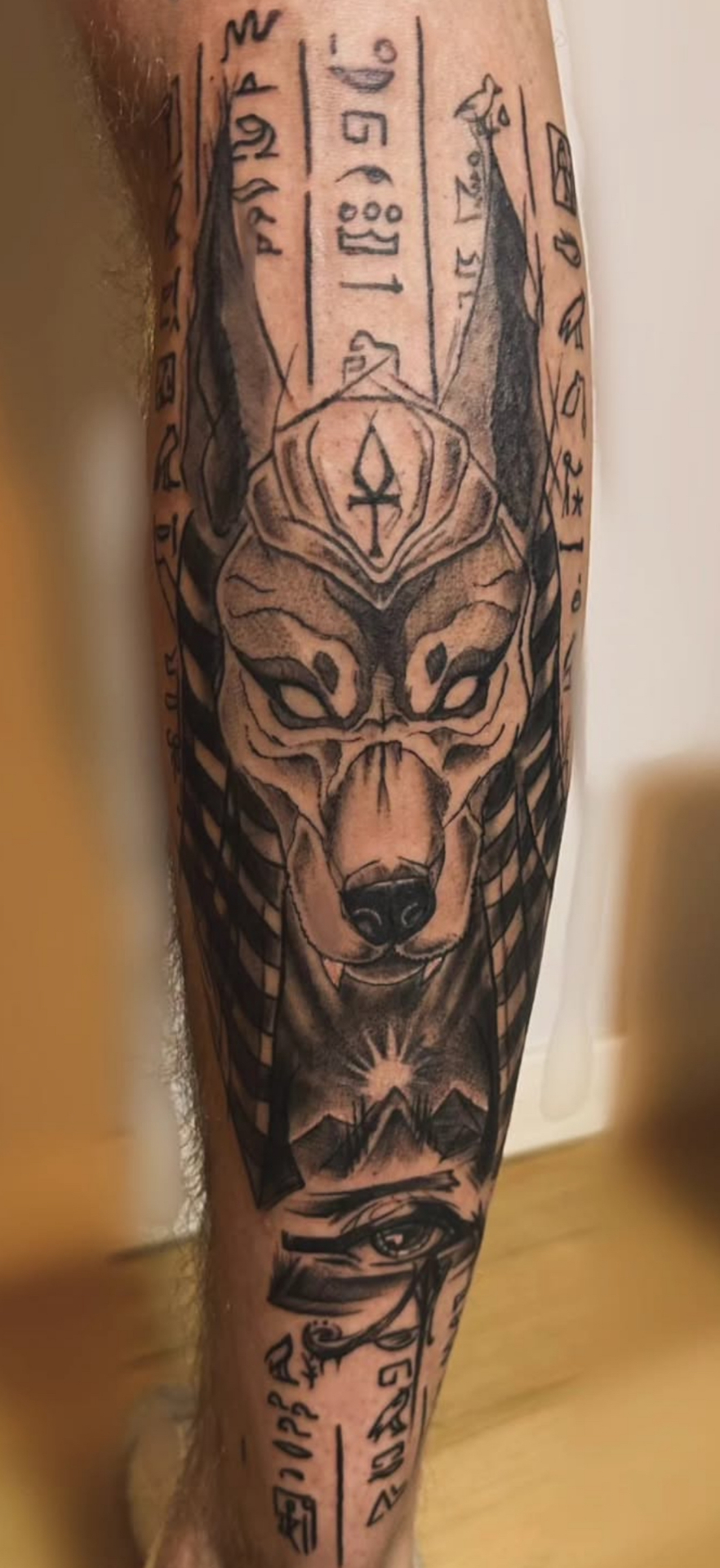 Anubis ar hieroglifiem uz kājas