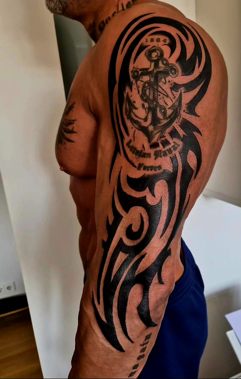 Tribal piedurkne ar enkuru