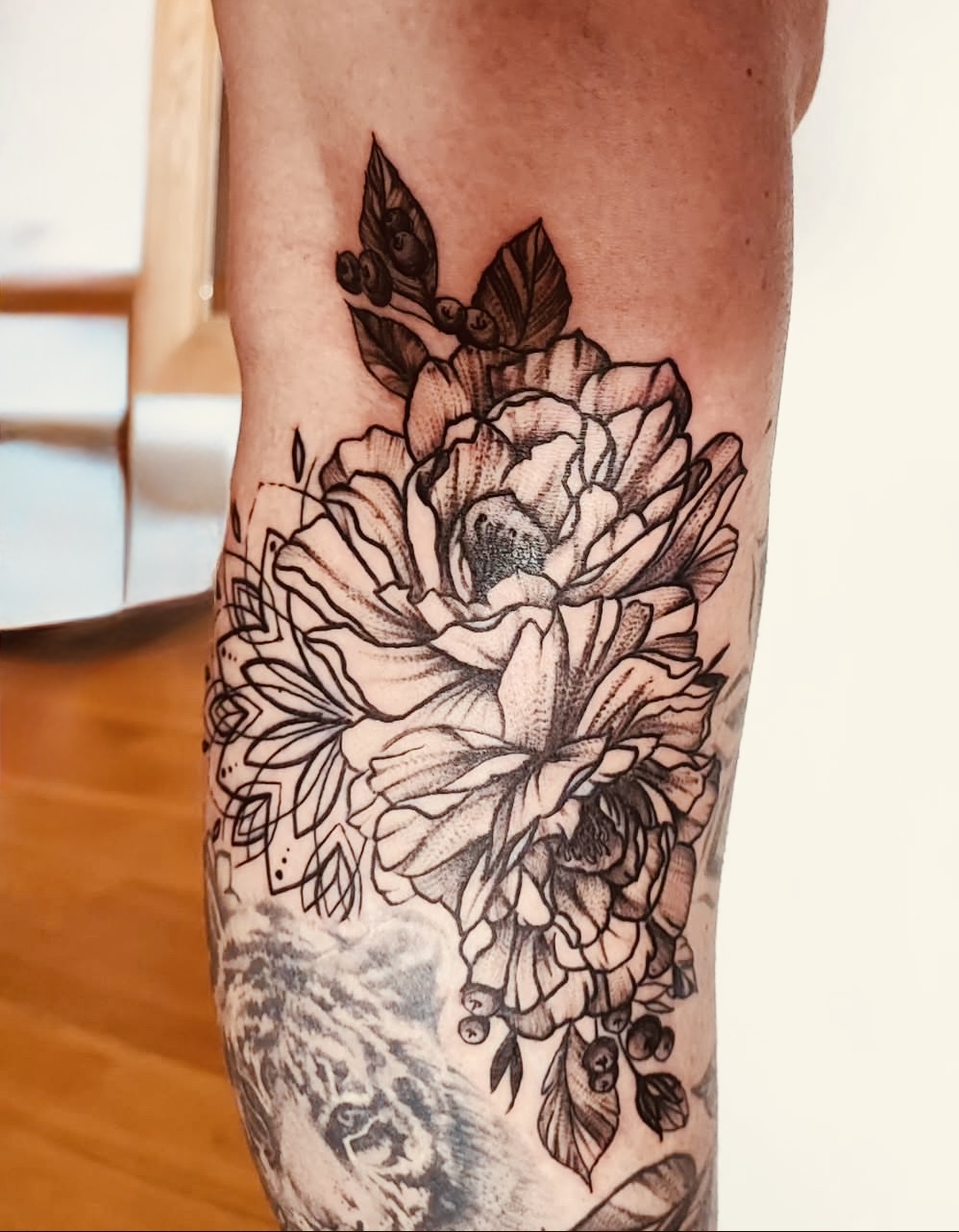 Peonijas un mandala uz kājas